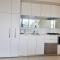 One- Bedroom City Retreat with Amazing Views and free Parking