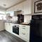 FINN VILLAGE "Raspberry Cottage" Private Garden, 6-seater HOT TUB, Firepit & Pizza Stove