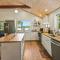 Lake Daze by AvantStay Lakefront w Modern Interior Enclosed Porch Hot Tub