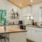 Lake Daze by AvantStay Lakefront w Modern Interior Enclosed Porch Hot Tub