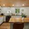Lake Daze by AvantStay Lakefront w Modern Interior Enclosed Porch Hot Tub