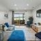 Lake Daze by AvantStay Lakefront w Modern Interior Enclosed Porch Hot Tub