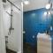 Lake Daze by AvantStay Lakefront w Modern Interior Enclosed Porch Hot Tub