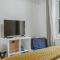 Lake Daze by AvantStay Lakefront w Modern Interior Enclosed Porch Hot Tub