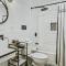 Lake Daze by AvantStay Lakefront w Modern Interior Enclosed Porch Hot Tub