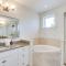 Pearl by AvantStay Idyllic Seaside Getaway w 2 Large Decks Lush Garden