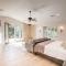 De Luz by AvantStay 5 Acre Estate w Lake Pool Hot Tub