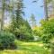 Penn Cove Overlook by AvantStay Cabin w Views
