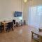 Queens Gardens suite by the sea, pool and mall