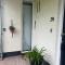 Ruime slaap kamer met werkplek en privé badkamer bij Jacqueline