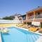 Venus Holiday House with Pool