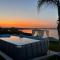 Casa con piscina e vista mare dal giardino