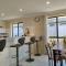 5 bd 2 bath stylish retreat close to beach and wineries in Christie Downs
