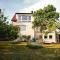 Sunroom 2 Bed Apartment West Town B17