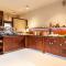 Roset Hotel & Residence
