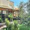 Lura 3 Floral Apartment