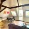 Beautiful Top Floor Apartment with Lake View