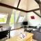 Beautiful Top Floor Apartment with Lake View
