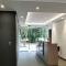 Apartamento moderno con balcón o terraza