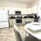 Villa Fiorō -Bold Luxury 2BR - River & Coastal Vibe
