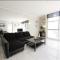 High level spacious Ocean View apt at Surfers