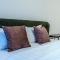 MoHost Urban - Chic Stay Overlooking the Mountains