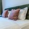 MoHost Urban - Chic Stay Overlooking the Mountains