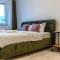 MoHost Urban - Chic Stay Overlooking the Mountains