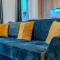 MoHost Urban - Chic Stay Overlooking the Mountains
