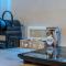 MoHost Urban - Chic Stay Overlooking the Mountains