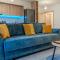 MoHost Urban - Chic Stay Overlooking the Mountains