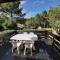 Maison moderne entre forêt et océan, avec jardin et terrasse. - FR-1-239-425