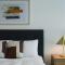 Elegant City Escape 1-Bedroom Riverfront Stay