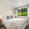 Yambora Luxe hideaway with fireplace and amazing views
