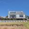 Aqua Vista On Arden - beachfront bach in Oakura