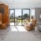 Aqua Vista On Arden - beachfront bach in Oakura