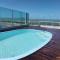 CASA COM PISCINA À BEIRA MAR.