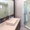 Beachfront Condo with tub, 3 BR & Pool - At Mareazul Condo Corazon