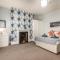 Spacious 6 Bed Home in Central Bedford w Parking