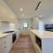 Aalto Retreat One - Chic Modern Close to Everything