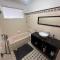 Cosy Queen Room with Balcony Access and Pool - SW6