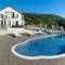 Rezidenca Dozhlani with Private Pool & Yard