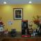 Redwood Inn - White Hall