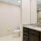 Unbeatable Location Golden Condo - Walk Everywhere
