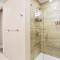 Unbeatable Location Golden Condo - Walk Everywhere