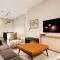 Unbeatable Location Golden Condo - Walk Everywhere