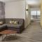 Hilton Toronto Airport Hotel & Suites