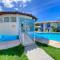 Casas no Residencial Mont Sião com 2 ou 3 suítes (todas com ar condicionado) condomíno a poucos metros da praia de Taperapuã (Axé Moi), com 2 piscinas adulto, 2 infantil, sauna e 2 portarias, casas com internet privativa 300MBPS