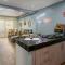 Promo! 2BR-Pool-Views-King Bed-Walk 2 Beach-5 Star Area