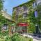 Les Bellevue Cité "3 Apartments, 1 with Garden & Private Parking, Aircon, WiFi, Free Public Car Park, 1 km from Cité"